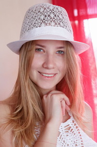 Delizi In Thigh-high Socks And Matching Sunhat