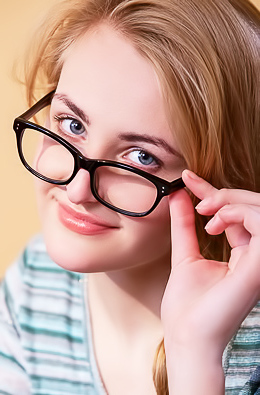Amateur Eidis In Glasses Shows Pussy