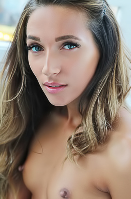 Hot Chick Shows Her Trimmed Pussy