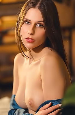 Nude Smiling Beauty Amber Slassh