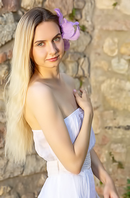 Emily Swan Slender Beauty Is Fresh As A Daisy In A Pretty Summer Dress
