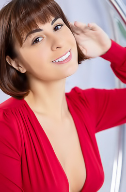 Alice Kelly Stunning Brunette Is Wonderfully Naked