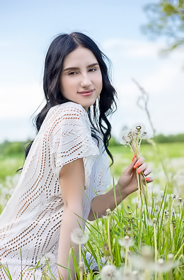 Sasha Jane Unveils Her Curves To Morning Sun Amid Wildflowers