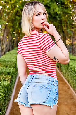 Lilly Bell Late-Night Anal Delight On VMG