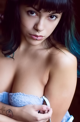 Stripping The Tattooed Beauty In An Amateur Art Session